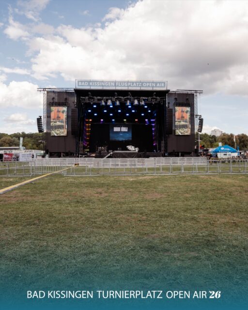 ✨ 𝐍𝐨𝐜𝐡 𝐢𝐬𝐭 𝐝𝐢𝐞 𝐁ü𝐡𝐧𝐞 𝐥𝐞𝐞𝐫 ✨

Hier entstehen die Momente, die Gänsehaut machen.
Hier wird gesungen, gelacht, getanzt und mitgefühlt.

Hier schlägt im Sommer wieder unser Herz: beim Bad Kissingen Turnierplatz Open Air 2026. 🎶💛

Wir zählen schon jetzt die Tage, bis dieser Platz wieder zum Leben erwacht.

#BadKissingenTurnierplatzOpenAir #OpenAir26
