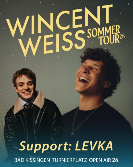 🎶 𝐒𝐮𝐩𝐩𝐨𝐫𝐭 𝐀𝐜𝐭 𝐟ü𝐫 𝐖𝐢𝐧𝐜𝐞𝐧𝐭 𝐖𝐞𝐢𝐬𝐬 𝐬𝐭𝐞𝐡𝐭 𝐟𝐞𝐬𝐭! 🎶

Wir freuen uns riesig, euch heute verkünden zu dürfen, wer den Abend beim Bad Kissingen Turnierplatz Open Air 2026 eröffnen wird:

✨ 𝐋𝐄𝐕𝐊𝐀 ✨

Ein echter Rohdiamant mit Strahlkraft. In einer Zeit, in der oft Zahlen zählen, zeigt LEVKA, worum es wirklich geht: echte Musik, ehrliche Emotionen und starke Bühnenpräsenz.

Mit gerade einmal sechs veröffentlichten Songs hat der 20-jährige Indie-Pop-Newcomer bereits beeindruckende Schritte gemacht. Als Support von Wincent Weiss spielte er vor über 50.000 Menschen in großen Arenen – und bewies: Wer LEVKA live erlebt, wird Fan.

Seine Musik ist persönlich, nahbar und voller Gefühl, irgendwo zwischen nostalgischem Indie-Pop und modernem Sound. Songs über Freundschaft, Liebe, Heimat und das Erwachsenwerden, geschrieben am Klavier und mit viel Feingefühl zum Leben gebracht.

🎧 Aktuell mit seiner neuen Single „ozean“
🎤 2026 dann auch auf eigener Tour

🎟️ 𝐓𝐢𝐜𝐤𝐞𝐭𝐬:

👉 unter https://www.badkissingen-openair.de
👉 an allen bekannten Vorverkaufsstellen
👉 oder telefonisch unter ☎️ 06453 912470

Foto LEVKA: Jannick Ziwes

#LEVKA #SupportAct #WincentWeiss #BadKissingenTurnierplatzOpenAir