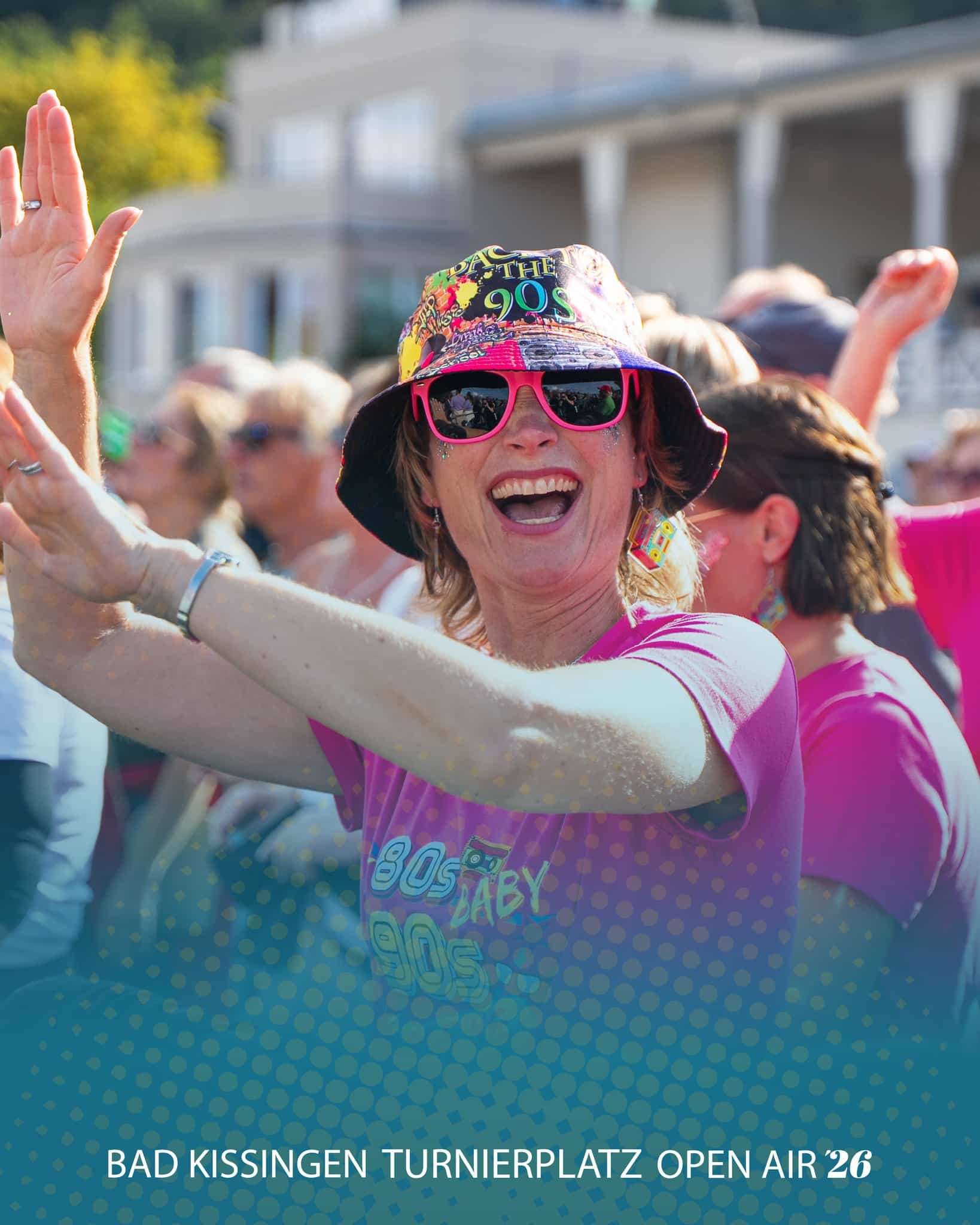 ☀️ 𝐏𝐎𝐕: 𝐖𝐢𝐫, 𝐬𝐨𝐛𝐚𝐥𝐝 𝐝𝐢𝐞 𝐞𝐫𝐬𝐭𝐞𝐧 𝐒𝐨𝐧𝐧𝐞𝐧𝐬𝐭𝐫𝐚𝐡𝐥𝐞𝐧 𝐫𝐚𝐮𝐬𝐤𝐨𝐦𝐦𝐞𝐧. 💃🎶

Musik an, Hände hoch und einfach nur genießen. Genau diese Momente machen das Bad Kissingen Turnierplatz Open Air aus, pure Freude, gute Laune und Sommerfeeling. 💛

Wir können es kaum erwarten, wieder gemeinsam mit euch zu feiern! 🙌

Foto: @dennisk.photography