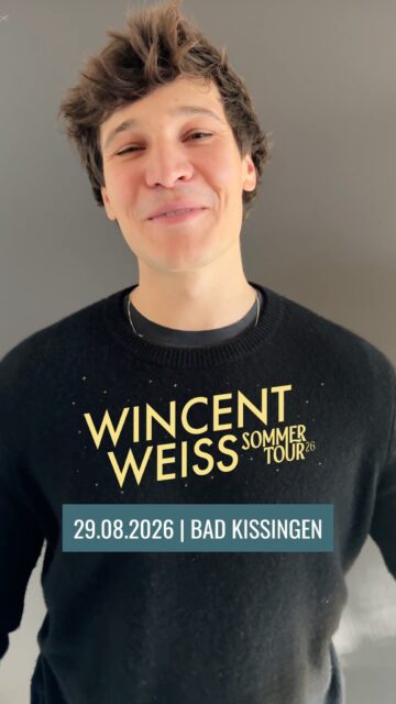 🎤 Kurzes Shout Out von Wincent Weiss! 🎶

Wir freuen uns riesig, dass Wincent 2026 beim Bad Kissingen Turnierplatz Open Air dabei sein wird – und er hat euch direkt eine kleine Nachricht dagelassen. 💛

Sommer, Emotionen, Lieblingssongs & ganz viel Gänsehaut – das wird groß! ✨
Seid ihr bereit für 29. August 2026? 🙌

🎟️ Tickets: www.badkissingen-openair.de