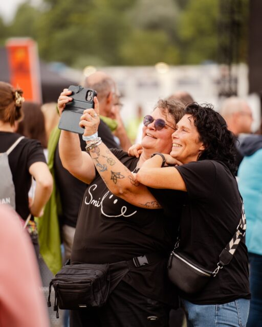 🎶 TAG 2 – LOS GEHT’S! 

Der Einlass zum zweiten Abend des Bad Kissingen Turnierplatz Open Air 2026 läuft! 

Das Wichtigste zuerst: Es ist trocken! 🙌 

Ihr seid da, stärkt euch gerade noch an unseren Ständen und macht es euch auf dem Turnierplatz gemütlich.

Und dann heißt es um 19:00 Uhr: Bühne frei für Pohlmann.! 

Er läutet den heutigen Konzertabend ein, bevor später Fury in the Slaughterhouse übernimmt. 🔥

Wir freuen uns auf einen großartigen zweiten Abend mit euch!
Schön, dass ihr da seid! 💛

Fotos @ivonnerode