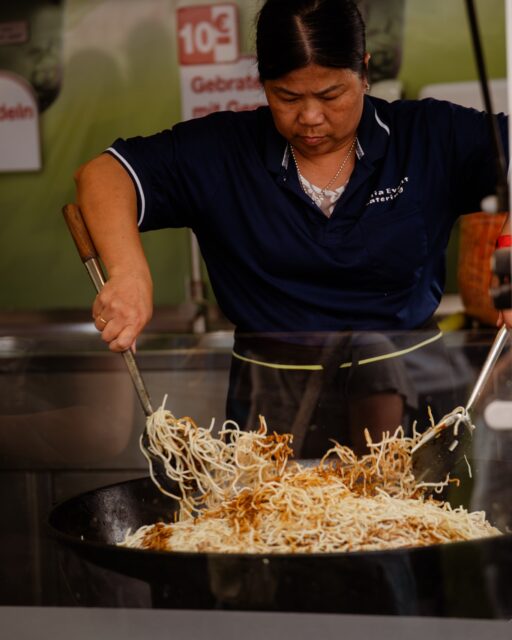 Zu einem richtig guten Open Air gehört natürlich auch die passende Verpflegung! 

Deshalb möchten wir heute noch einmal ein großes DANKESCHÖN an unsere tollen Food- und Getränkestände schicken! 💛

Drei Tage lang habt ihr unsere Besucherinnen und Besucher mit Pizza, Snacks, kühlen Getränken und Co. versorgt und damit euren Teil zu einem rundum gelungenen Bad Kissingen Turnierplatz Open Air 2026 beigetragen. 🙌

Denn zwischen Mitsingen, Tanzen und Feiern muss schließlich auch mal neue Energie her. 😄

Vielen Dank an alle Teams hinter den Ständen für euren Einsatz und die tolle Zusammenarbeit! 💛

Fotos: @ivonnerode